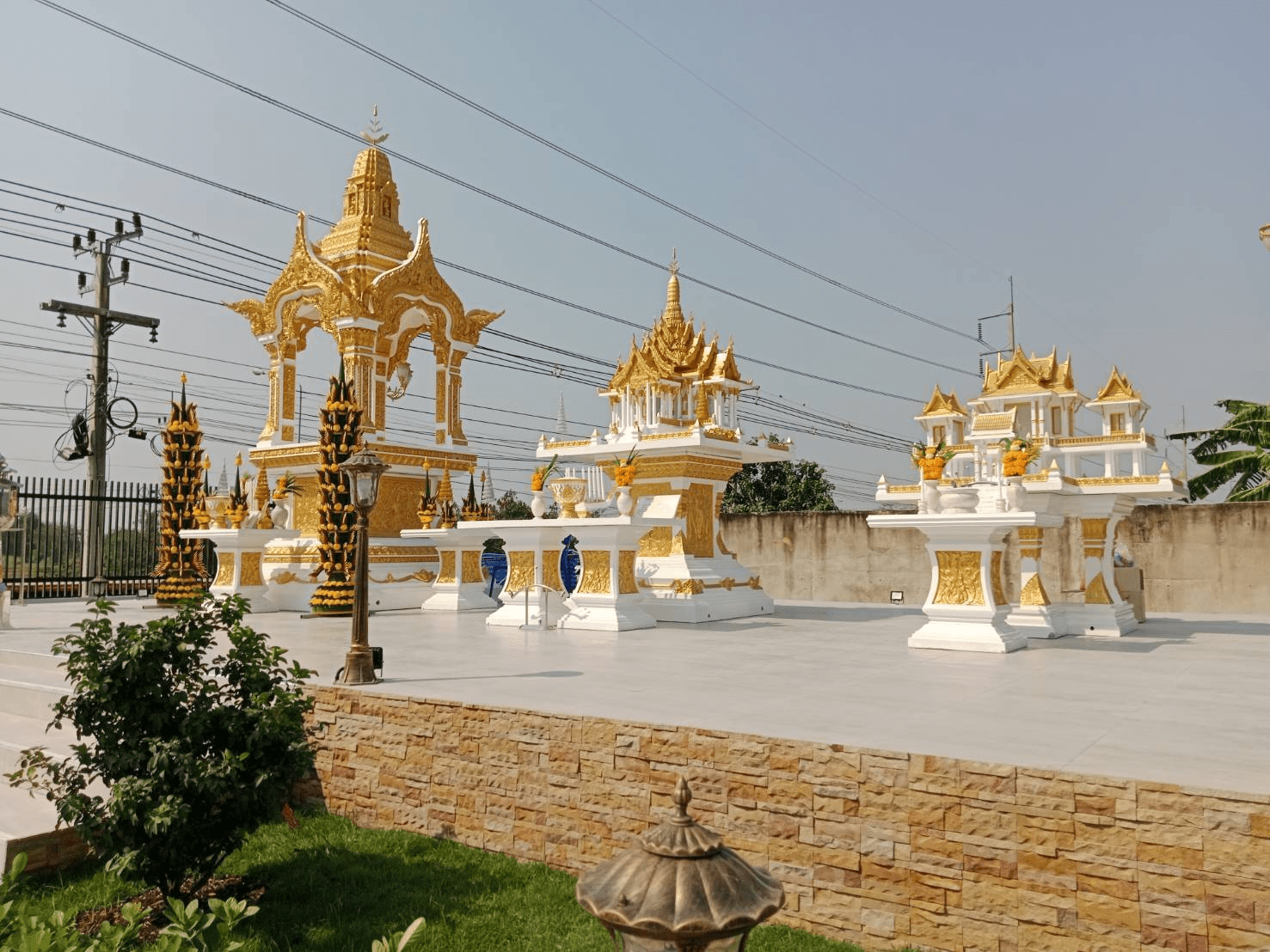 ความแตกต่างของศาลพระพรหม ศาลพระภูมิ ศาลตายาย